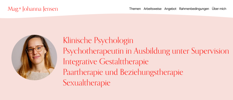 Screenshot der Website von Johanna Jensen mit Foto und Berufsbezeichnungen, Farben weiß rosa rot